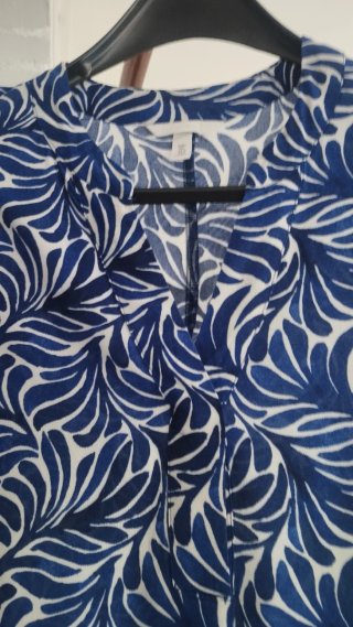 Vestido azul y blanco estampado