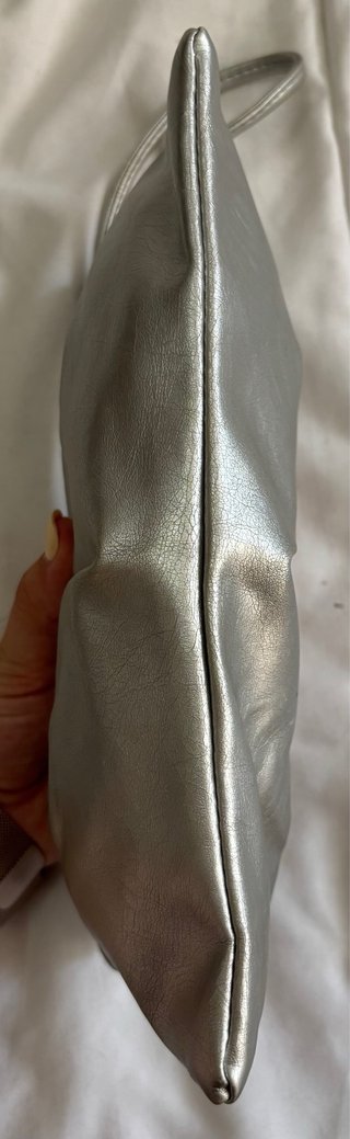 Bolso de mano plateado con asa