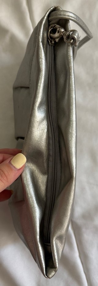 Bolso de mano plateado con asa