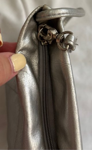 Bolso de mano plateado con asa