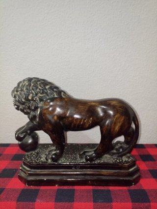 Figura de León con Bola