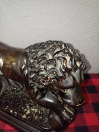 Figura de León con Bola