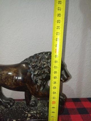Figura de León con Bola