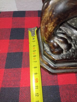 Figura de León con Bola