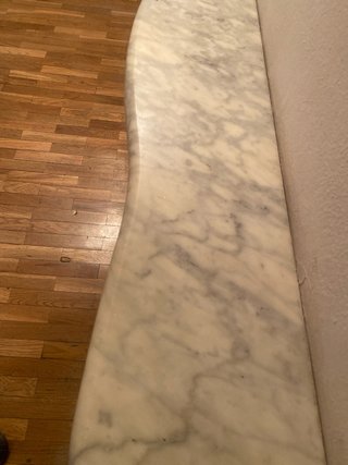 Cubre radiador de madera con mármol