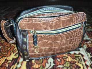Bolso bandolera marrón estilo "Croc"