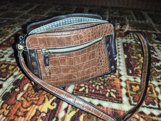 Bolso bandolera marrón estilo "Croc"