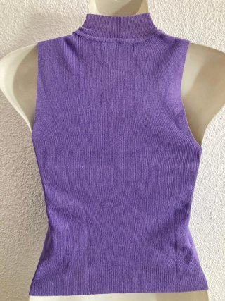 Top lila de cuello alto sin mangas