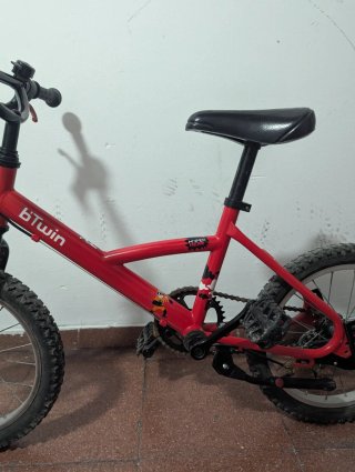 Bicicleta infantil Btwin 16 roja con ruedines