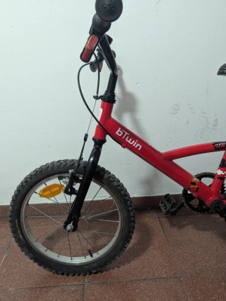 Bicicleta infantil Btwin 16 roja con ruedines