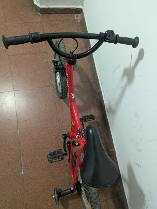 Bicicleta infantil Btwin 16 roja con ruedines
