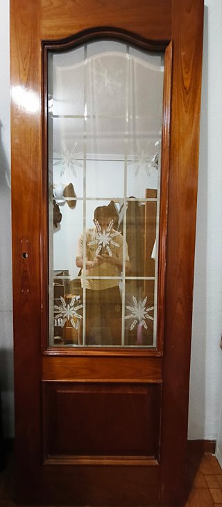 PUERTA DE MADERA MACIZA Y CRISTAL.