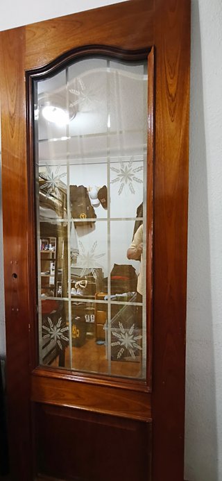 PUERTA DE MADERA MACIZA Y CRISTAL.