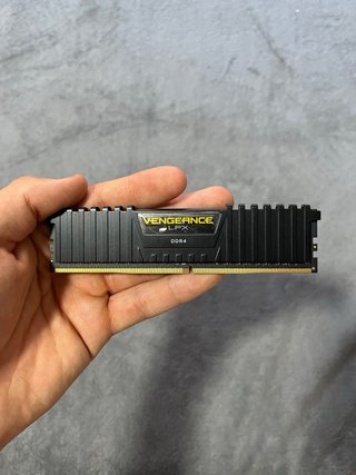 2x 8GB DDR4 Corsair Vengeance LPX RAM