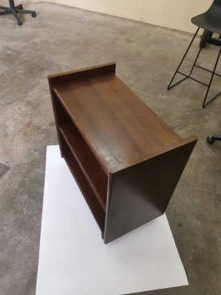 Mesa auxiliar de madera
