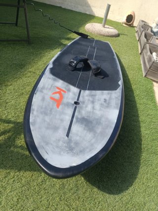 Tabla Wingfoil KT 80L, leash y staps