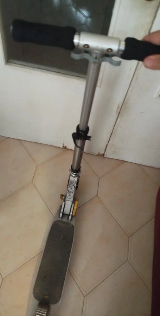 Patinete plegable plateado