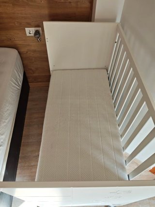 Cuna blanca con colchón plagiocefalia