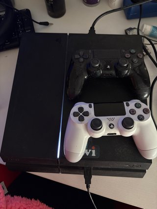 PS4 (PlayStation 4) con 2 controller