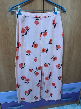 Falda midi rosa con flores rojas