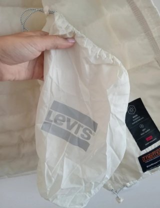 Chaqueta acolchada Levi's blanca con capucha