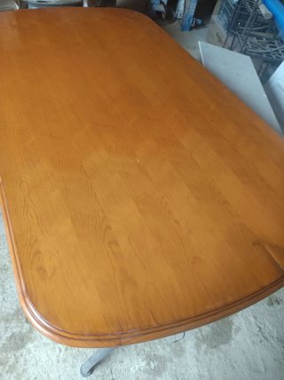 Mesa madera y patas hierro. Sillas de hierro.