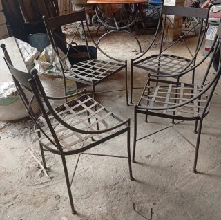 Mesa madera y patas hierro. Sillas de hierro.