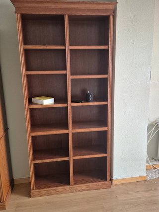 Estantería de madera marrón