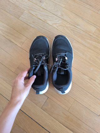 Zapatillas deportivas negras y blancas talla 36