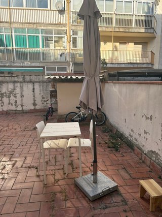 Mesa y sillas con parasol y soporte de exterior