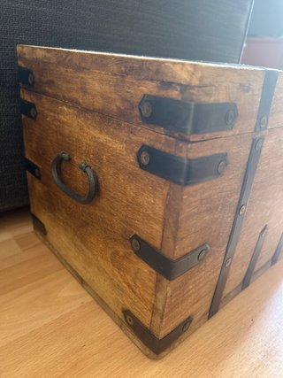 Baúl de madera vintage con detalles metálicos