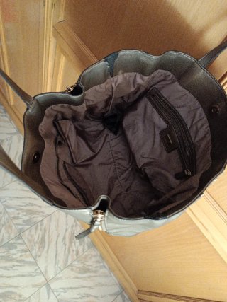 Bolso Guess plateado con cremalleras