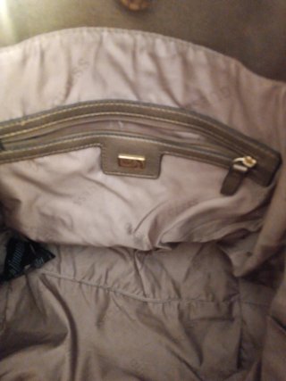 Bolso Guess plateado con cremalleras