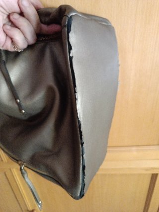 Bolso Guess plateado con cremalleras
