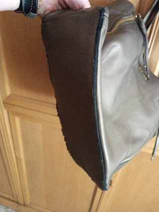 Bolso Guess plateado con cremalleras
