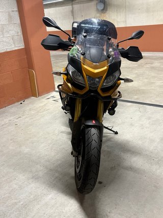 Moto Aprilia Caponord 1200 Rally Amarilla