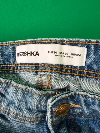 Pantalón vaquero Bershka acampanado