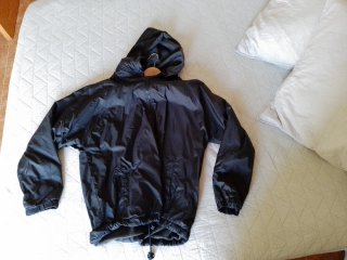 Chaqueta negra con capucha