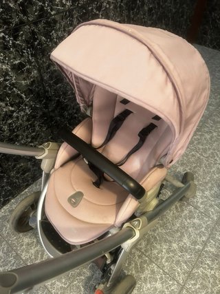 Carrito de bebé rosa