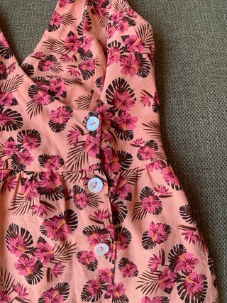 Vestido corto con estampado de flores de Zara