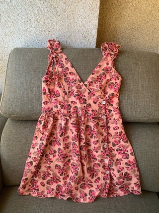 Vestido corto con estampado de flores de Zara