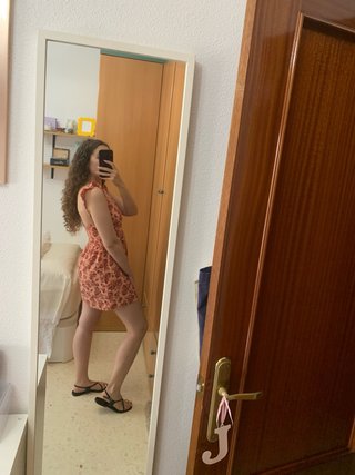 Vestido corto con estampado de flores de Zara
