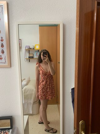 Vestido corto con estampado de flores de Zara