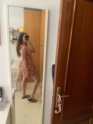 Vestido corto con estampado de flores de Zara