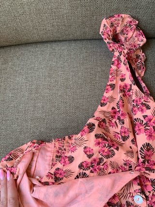 Vestido corto con estampado de flores de Zara