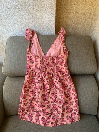 Vestido corto con estampado de flores de Zara