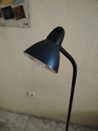 Lámpara de pie moderna .