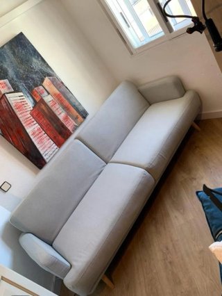 Sofá cama estilo nórdico de color gris y roble