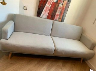Sofá cama estilo nórdico de color gris y roble