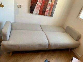 Sofá cama estilo nórdico de color gris y roble